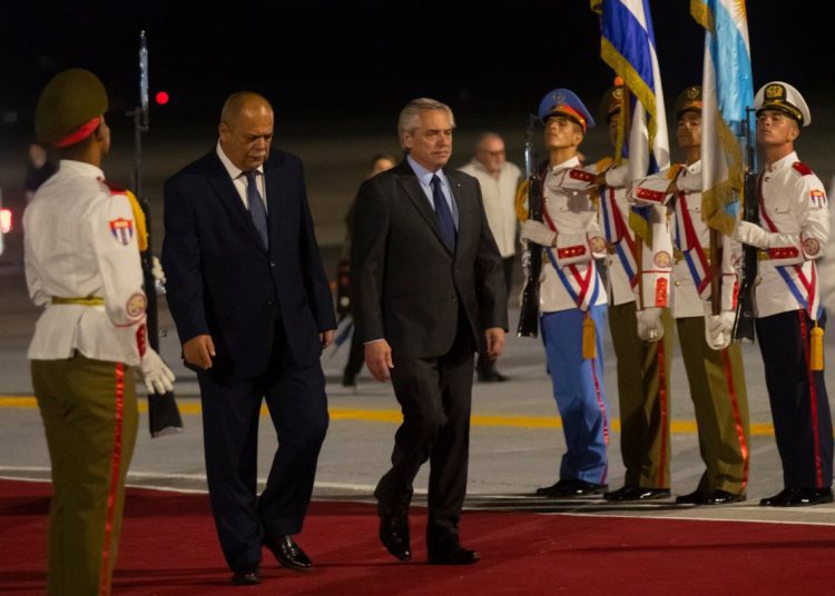 El presidente de Argentina, Alberto Fernández, fue recibido por el ministro cubano de Energía y Minas, Vicente de la O Levy, en La Habana donde participará en la Cumbre del G77+China, Foto: EFE/ Yander Zamora.