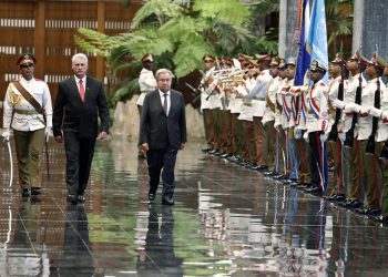 Miguel Diaz-Canel recibe a Antonio Guterres, Secretario general de las Naciones Unidas (ONU), en el Palacio de la Revolución. Foto: EFE/ Ernesto Mastrascusa.