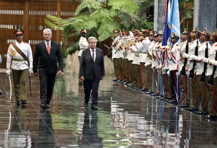 Miguel Diaz-Canel recibe a Antonio Guterres, Secretario general de las Naciones Unidas (ONU), en el Palacio de la Revolución. Foto: EFE/ Ernesto Mastrascusa.