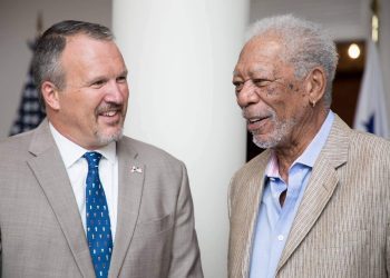 Elias Baumann con el actor Morgan Freeman, fotografiados en Panamá. | Foto: Departamento de Estado