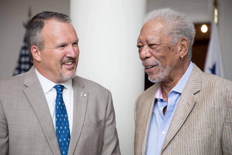 Elias Baumann con el actor Morgan Freeman, fotografiados en Panamá. | Foto: Departamento de Estado