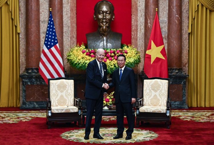 El Presidente de Vietnam, Vo Van Thuong (Der.), junto al Presidente de los Estados Unidos, Joe Biden, durante una reunión en el Palacio Presidencial de Hanoi, Vietnam, el 11 de septiembre de 2023. Biden llegó a Hanoi después de asistir a la Cumbre del Grupo de los 20 en India. Foto: EFE/EPA/NHAC NGUYEN.
