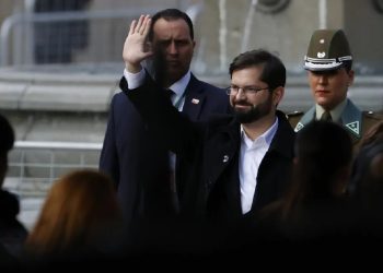 El presidente chileno Gabriel Boric saluda a su llegada al acto ciudadano en conmemoración de los 50 años del golpe de Estado contra el Gobierno democrático de Salvador Allende. Foto: EFE.