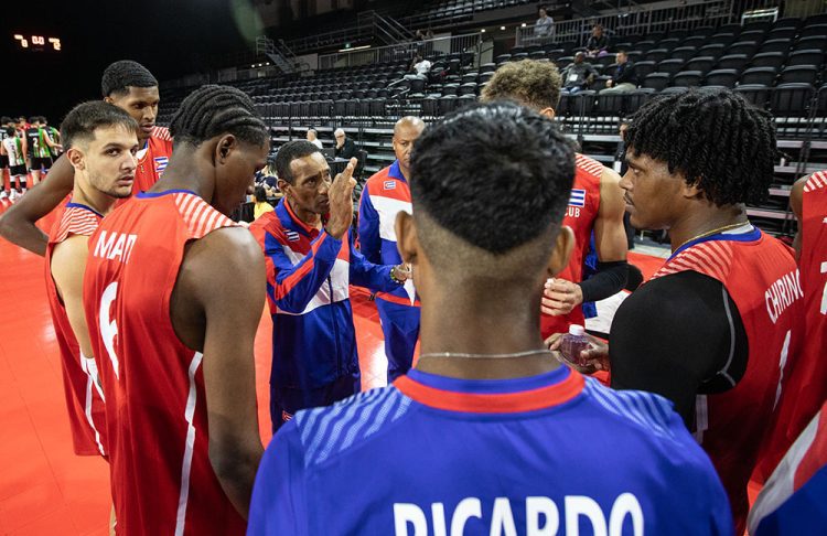 La superioridad inicial de los cubanos fue desapareciendo a medida que lanzó el partido, sobre todo por las dificultades experimentadas en el recibo y el saque. Foto: Jason Franson/Norceca