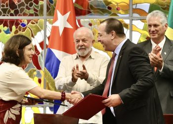 Los ministros de Salud de Brasil, Nísia Trinidade, y Cuba, José Ángel Portal, se saludan tras la firma de un acuerdo bilateral en La Habana. Detrás, los presidentes Lula da Silva (izq) y Miguel Díaz-Canel. Foto: @japortalmiranda / Twitter.