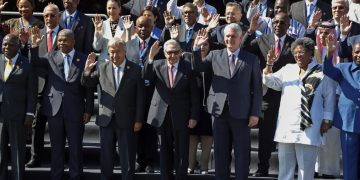 Líderes internacionales reunidos en la cumbre del Grupo de los 77 y China, en La Habana. En la foto aparecen, entre otros, el presidente de Cuba, Miguel Díaz-Canel (2-d), el exmandatario Raúl Castro (3-d) y el secretario general de las Naciones Unidas, Antonio Guterres (4-d). Foto: Ernesto Mastrascusa / EFE.