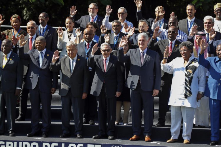 Líderes internacionales reunidos en la cumbre del Grupo de los 77 y China, en La Habana. En la foto aparecen, entre otros, el presidente de Cuba, Miguel Díaz-Canel (2-d), el exmandatario Raúl Castro (3-d) y el secretario general de las Naciones Unidas, Antonio Guterres (4-d). Foto: Ernesto Mastrascusa / EFE.