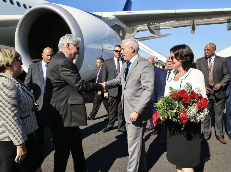 El presidente Miguel Díaz-Canel es recibido junto a su esposa por funcionarios cubanos a su llegada a Nueva York, el domingo 17 de septiembre de 2023. Foto: @PresidenciaCuba / Twitter.