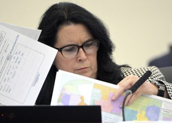 La senadora estatal Kelli Starge examina mapas de reconfiguración de distritos electorales durante una audiencia de la Comisión de Redistribución del Senado en Tallahassee, Florida, el 13 de junio de 2022. Foto: Phelan M. Ebenhack/AP/Archivo.