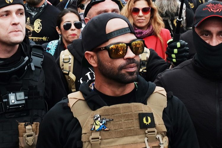 El líder de Proud Boys, Enrique Tarrío durante una marcha hacia Freedom Plaza, Washington, el 12 de diciembre de 2020. Foto: EFE/Gamal Diab.