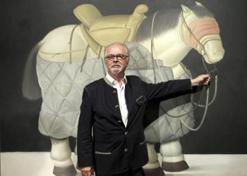 Botero junto a su obra "Caballo de picador, 1992" en el Museo de Bellas Artes de Bilbao.Foto: Alfredo Aldai/Efe.