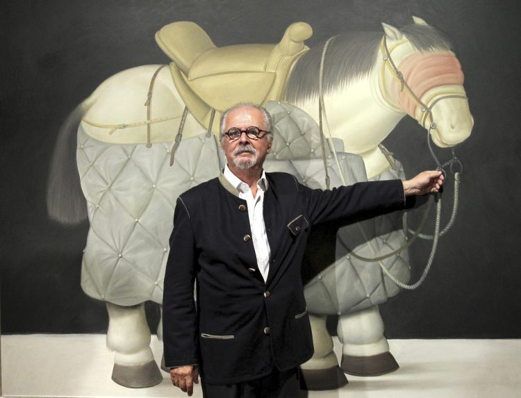 Botero junto a su obra "Caballo de picador, 1992" en el Museo de Bellas Artes de Bilbao.Foto: Alfredo Aldai/Efe.