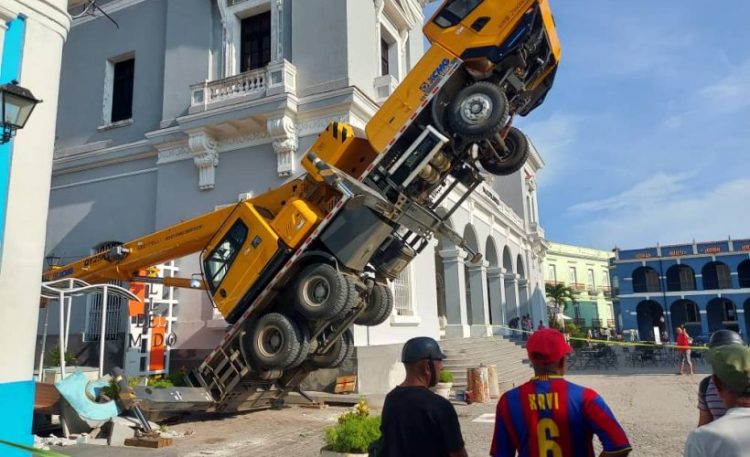 Camión grúa accidentado en Matanzas. Foto: Periódico Girón.