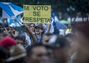 Unos 5000 guatemaltecos se manifestaron este sábado en contra del "golpe de Estado" denunciado por el presidente electo, Bernardo Arévalo de León, quien acusa al Ministerio Público (Fiscalía) de llevar a cabo un plan para evitar su investidura enero. Foto: Esteban Biba/EFE.