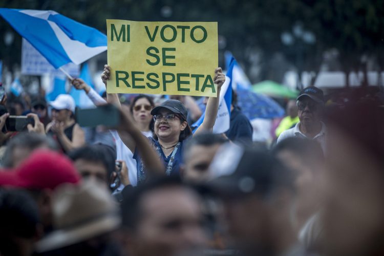 Unos 5000 guatemaltecos se manifestaron este sábado en contra del "golpe de Estado" denunciado por el presidente electo, Bernardo Arévalo de León, quien acusa al Ministerio Público (Fiscalía) de llevar a cabo un plan para evitar su investidura enero. Foto: Esteban Biba/EFE.