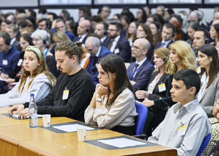 Jóvenes demandan a 32 países por la inacción climática. Foto: EFE/EPA