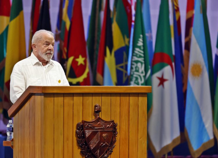 Lula Da Silva durante la Cumbre del G77+China, en el salón plenario del Palacio de Convenciones, en La Habana. Foto: Ernesto Mastrascusa/EFE.