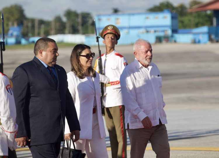 Lula y su esposa son recibidos por Omar Venegas Echemendia, Presidente interino del INDER. Foto: Yander Zamora/EFE.