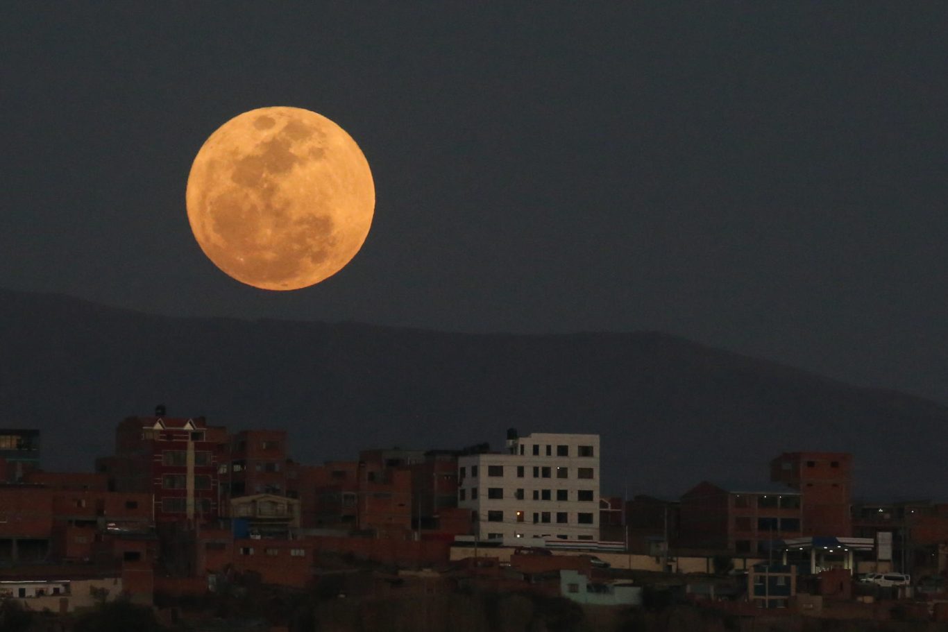 Súper Luna vista desde una ladera en La Paz (Bolivia). Foto: EFE/Luis Gandarillas.