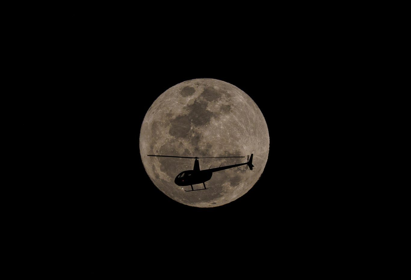 Un helicóptero pasa delante de superluna azul en São Paulo (Brasil). La próxima luna azul será en 2026, pero no será superluna, suceso para el que habrá que esperar hasta 2037. Foto: EFE/Isaac Fontana.