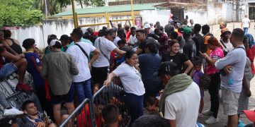 Migrantes de Cuba y otros países hacen fila en espera de peticiones de asilo en la ciudad de Tapachula, en el estado mexicano de Chiapas. Foto: Juan Manuel Blanco / EFE.