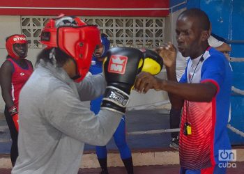 El entrenador Jorge Noriega (d) con una de sus alumnas del equipo nacional de boxeo femenino de Cuba. Foto: Otmaro Rodríguez.