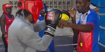 El entrenador Jorge Noriega (d) con una de sus alumnas del equipo nacional de boxeo femenino de Cuba. Foto: Otmaro Rodríguez.