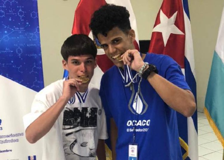 Diego Armando Martínez y Royman Ramos, estudiantes cubanos ganadores de medallas de oro en la Olimpiada Centroamericana de Química en El Salvador. Foto: Escambray.