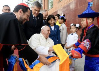 Niños mongoles intercambian con el papa, en su llegada a Mongolia. Foto: VATICAN MEDIA/EFE/EPA.