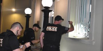 Policías estadounidenses en la Embajada de Cuba en Washington luego de un ataque contra la sede diplomática de la isla. Foto: Minrex / Archivo.