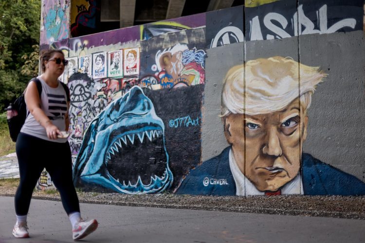 Mural del artista Chris Veal de la foto de registro de Trump en la Fulton County Jail. Paseo peatonal de Atlanta BeltLine Eastside Trail, en Georgia, el 6 de septiembre de 2023. Foto: EFE/EPA/Erik S. Lesser.