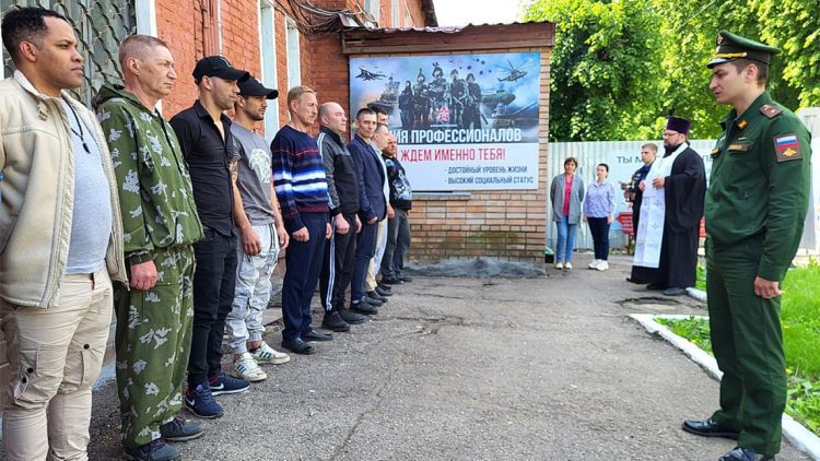 En mayo pasado, un periódico local ruso publicó detalles de cómo extranjeros, incluidos cubanos estaban siendo reclutados para formar parte de las tropas rusas. Foto: The Moscow Times.