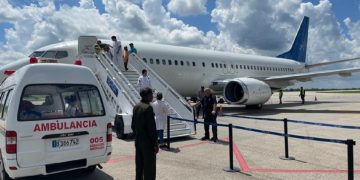 Foto de archivo de vuelo con migrantes cubanos desde Estados Unidos. Foto: @USEmbCuba / X / Archivo.