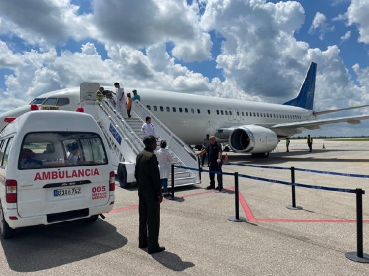 Foto de archivo de vuelo con migrantes cubanos desde Estados Unidos. Foto: @USEmbCuba / X / Archivo.