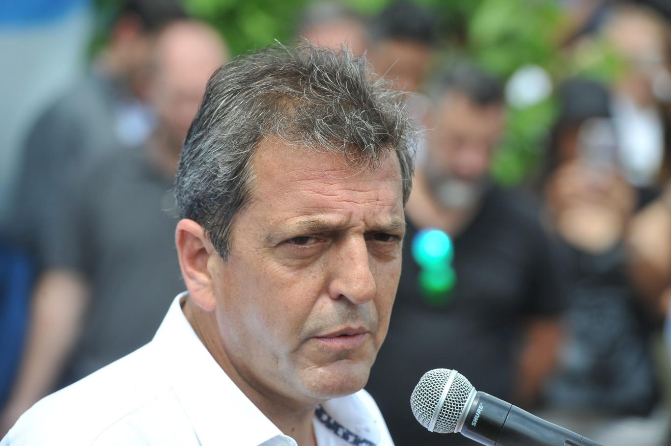 El actual ministro de Economía y candidato, Sergio Massa, quien representa a la coalición oficialista Unión por la Patria (peronismo), habla con la prensa luego de votar para las elecciones generales en el Colegio Electoral, 22 de octubre en Buenos Aires. Foto: EFE/ Enrique García Medina.