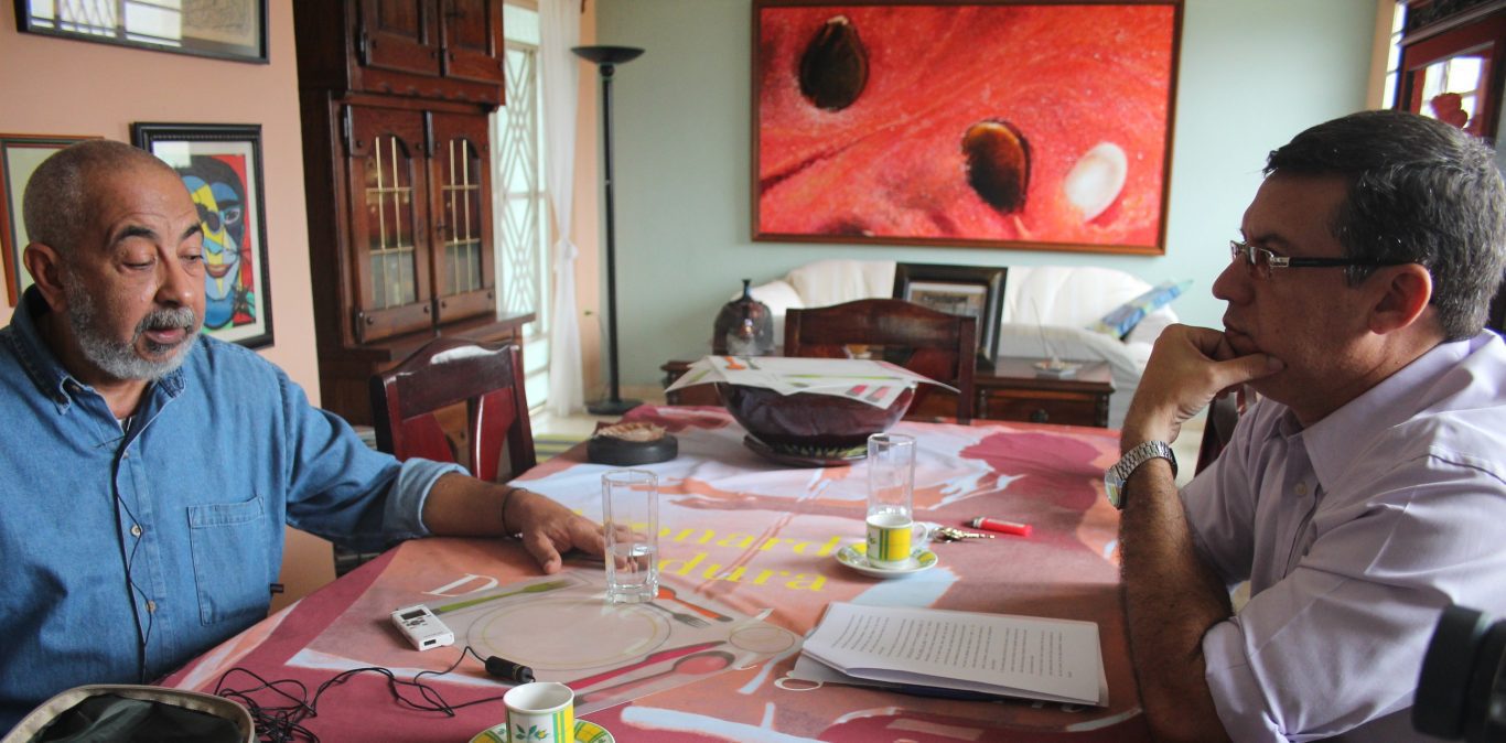 Con Leonardo Padura en la casa del escritor. Mantilla, 2015. Foto: Cortesía del entrevistado.