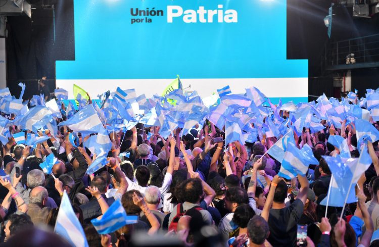 Simpatizantes del candidato presidencial Sergio Massa acuden a un acto tras conocerse los resultados de la primera vuelta de las elecciones argentinas, 22 de octubre, Buenos Aires. Foto: EFE/ Enrique García Medina.