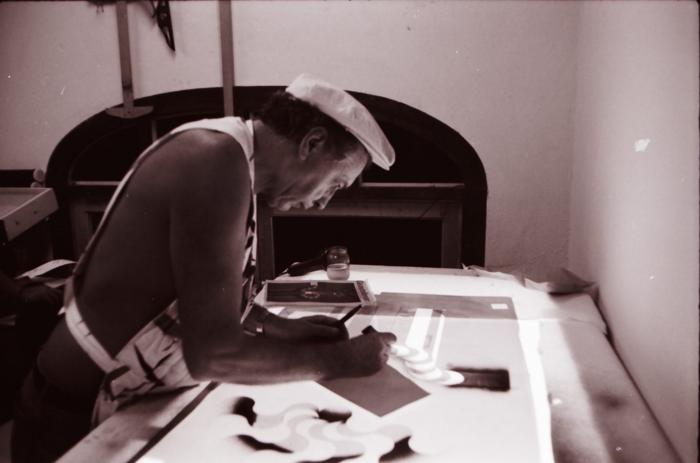 El artista argentino Julio Leparc trabajando en el Taller. Foto: Cortesía de la entrevistada.