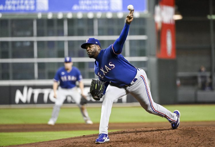 Aroldis Chapman lanzó un inning en blanco durante la victoria 2-0 de los Rangers sobre los Astros en el inicio de la Serie de Campeonato de la Liga Americana. Foto: Ken Murray/EFE.