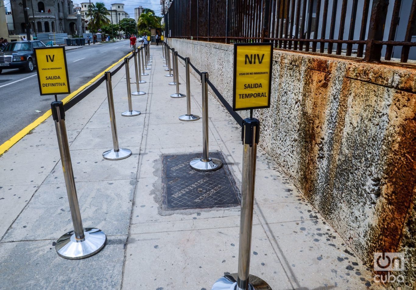 Señalética en una de las entradas a la Embajada de Estados Unidos en La Habana. Foto: Kaloian.
