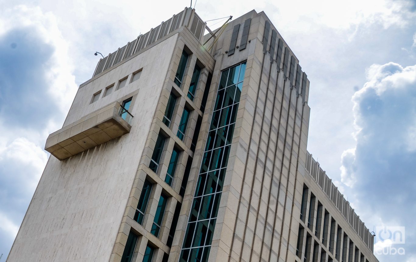 Un estilo internacional y un enfoque funcional distinguen la construcción de la embajada de Estados Unidos en La Habana. Foto: Kaloian.
