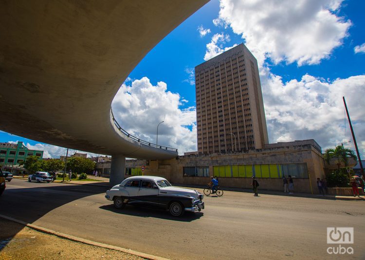 Una vista exterior del Hospital Hermanos Ameijeiras. Foto: Otmaro Rodríguez