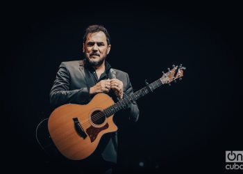 Ismael Serrano, en concierto en Buenos Aires, octubre de 2023. Foto: Kaloian.