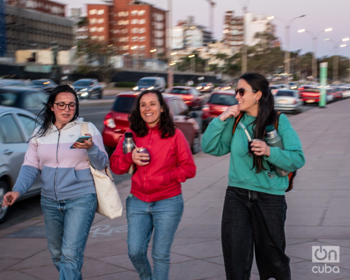 Tres amigas pasean por la rambla. Foto: Kaloian.
