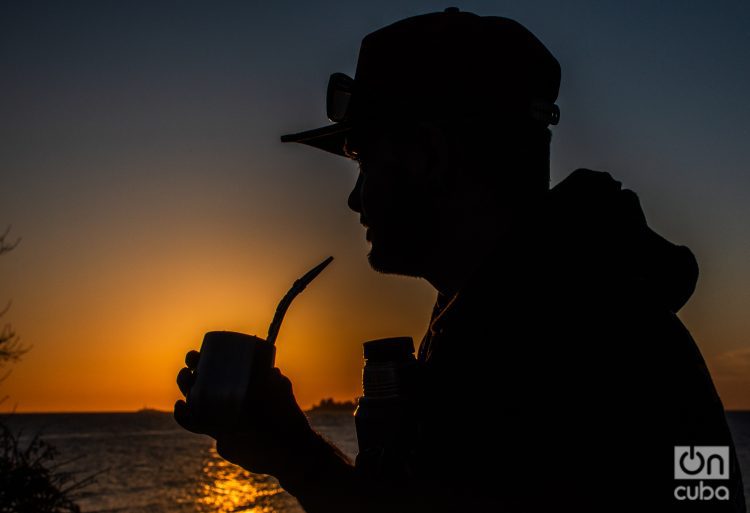 El mate y el termo lo llevan consigo no solo en su vida diaria, sino también en su patrimonio emocional y cultural. Foto: Kaloian.