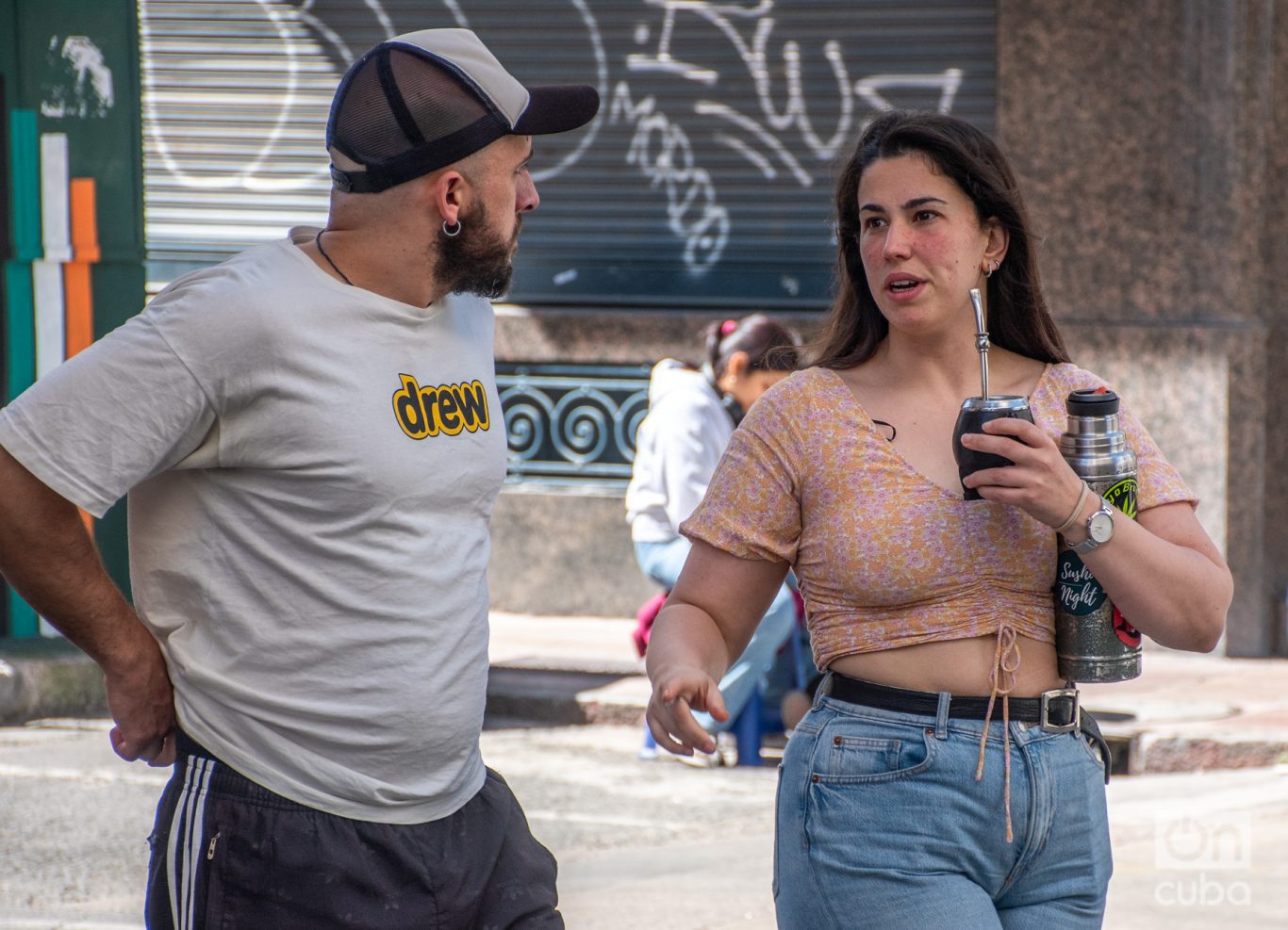 Una pareja conversa mientras camina. Foto: Kaloian.
