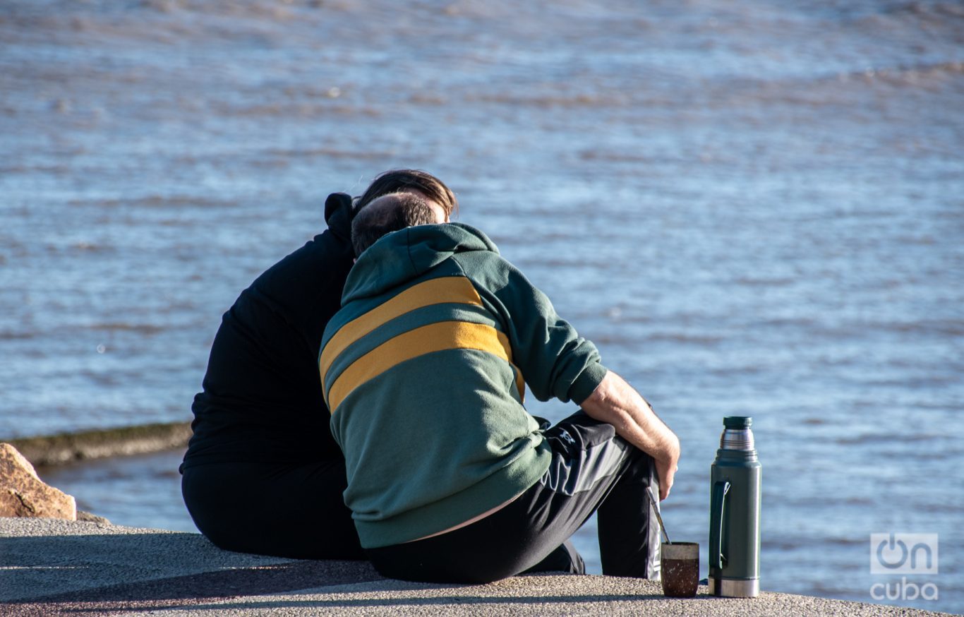 Amor y mate frente al río de La Plata. Foto: Kaloian.
