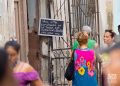 Personas a las afueras de una tienda en La Habana donde se vente un módulo de “productos priorizados”. Foto: Otmaro Rodríguez.