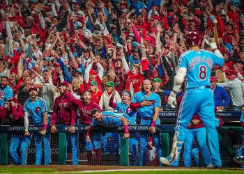 Nick Castellano se convirtió este jueves en el primer jugador en la historia de la postemporada de MLB que conecta dos jonrones en partidos consecutivos. Foto: Philadelphia Phillies.