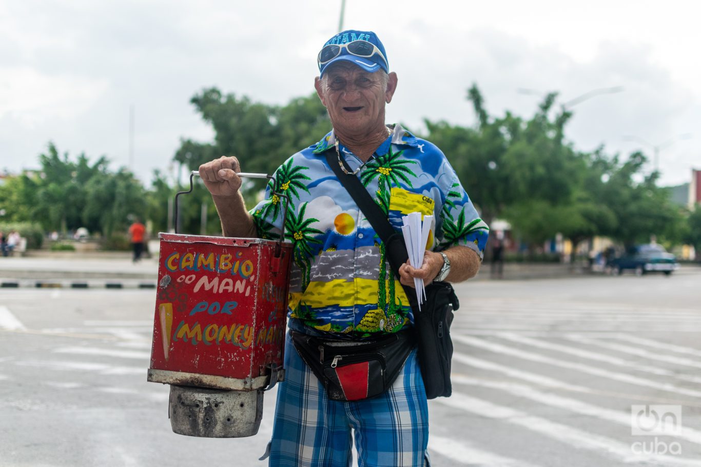 El manicero vestido con colores refulgentes que pregona “Si no hay money, no hay maní”. Foto: Kaloian.